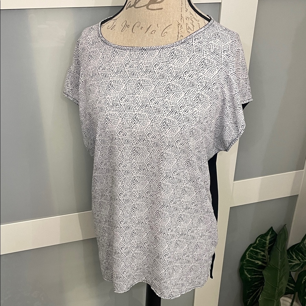 Chaus Black and White Geometric Short Sleeve Top